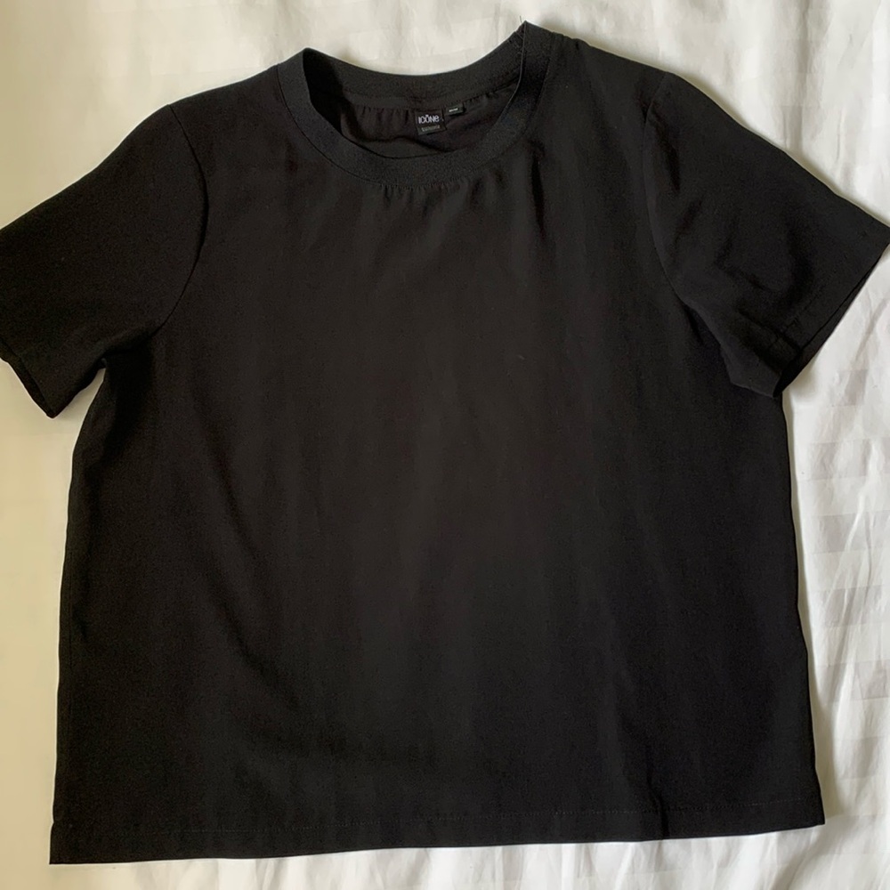 Simons Icone black short sleeve top with fine ribbed neckline EUC